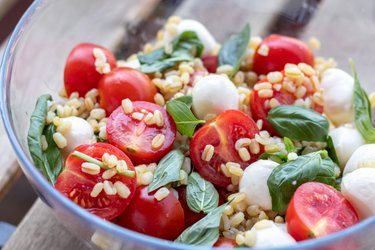 Salada Caprese com Bulgur (feita com 5 ingredientes)