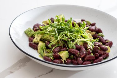 Salada quente de feijão e abacate (feita com 3 ingredientes)