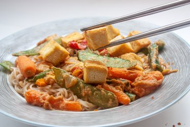 Macarrão com tofu em molho de amendoim (até 5 ingredientes)