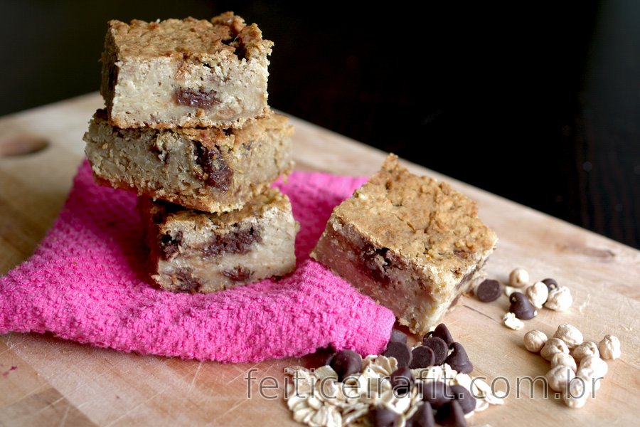 Brownie branco saudável de grão-de-bico