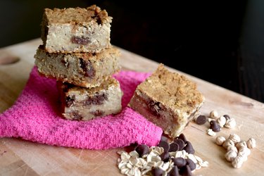 Brownie branco saudável de grão-de-bico