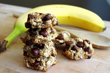 Cookie de banana e aveia com 3 ingredientes, sem trigo, açúcar ou ovos