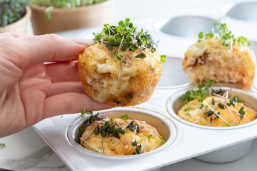 “Muffins” de ovo e salmão feitos com 3 ingredientes