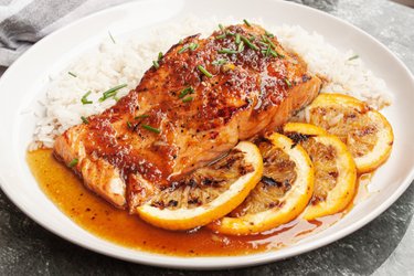 Salmão com molho de laranja