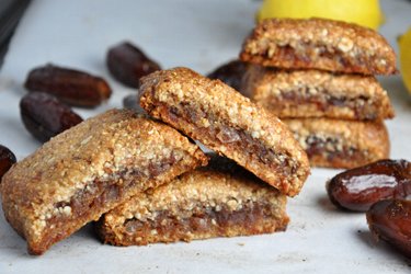 Biscoitos de amêndoa com recheio de tâmara (sem glúten)