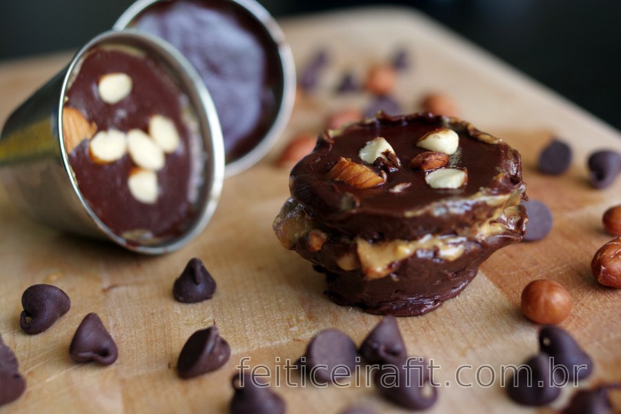 Copinhos de chocolate com recheio de manteiga de amendoim