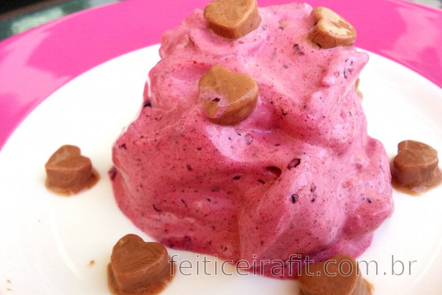 Mousse proteica de frutas com gotas de iogurte