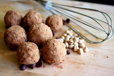 Bolinhas de grão-de-bico cobertas com cacau (sem glúten)