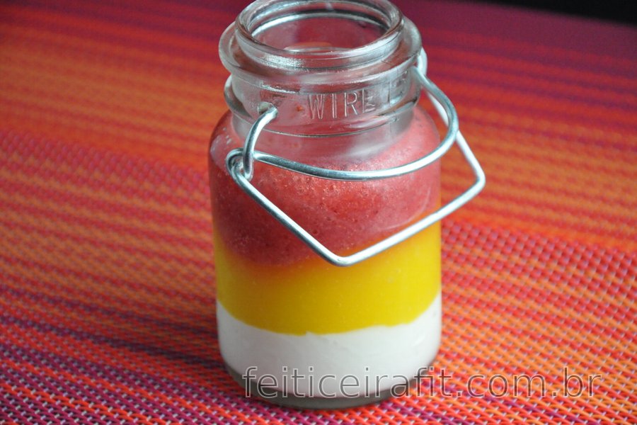 Panna cotta de morango e manga (sem glúten)
