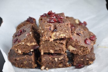 Brownies de feijão preto com cranberries, coco e castanhas (sem glúten)