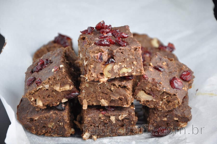Brownies de feijão preto com cranberries, coco e castanhas (sem glúten)