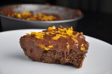 Bolo de grão-de-bico saudável com chocolate e laranja