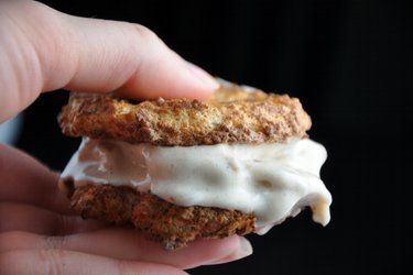 Biscoitos de amêndoa e coco recheados com sorvete de banana (sem glúten)