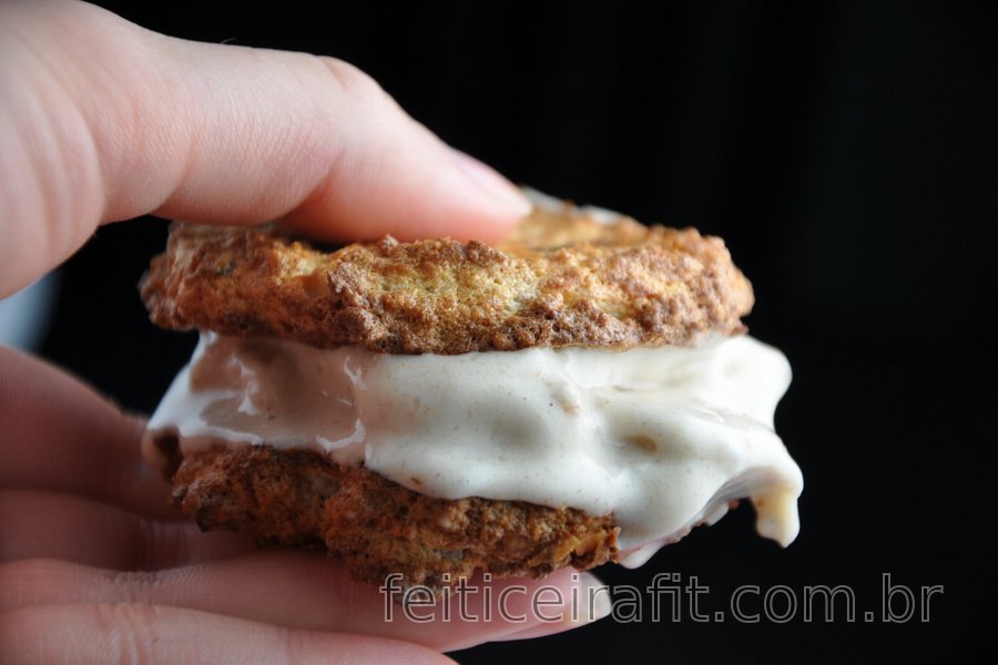 Biscoitos de amêndoa e coco recheados com sorvete de banana (sem glúten)