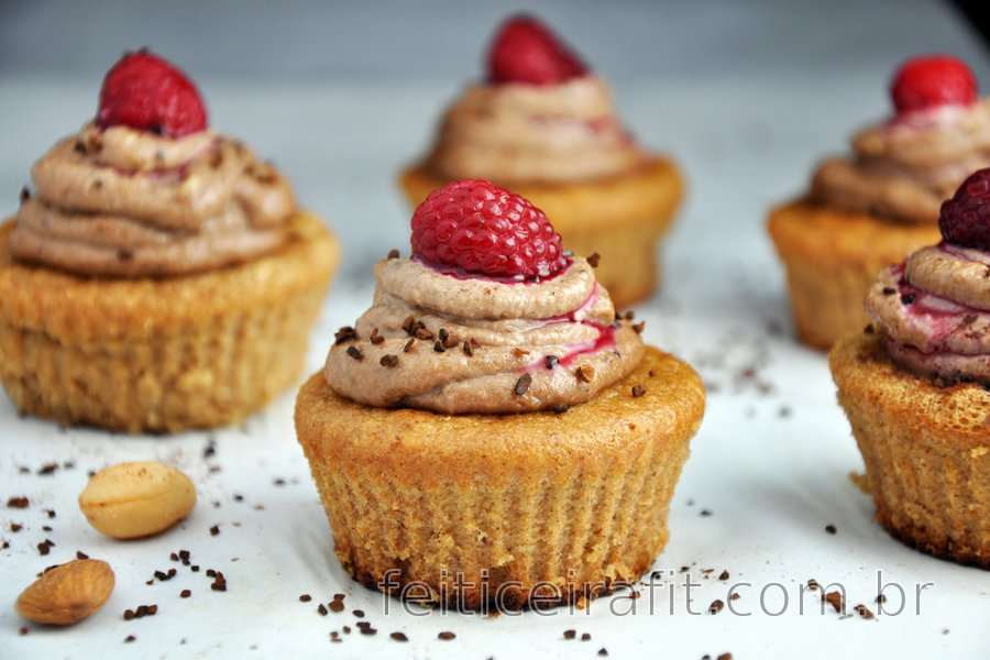 Cupcakes de amêndoa com creme de café e castanha de caju (sem glúten)