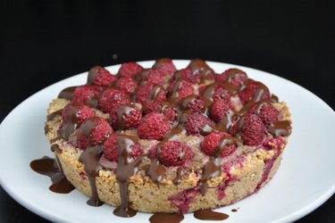 Bolo de framboesa com recheio de abacate e chocolate (sem glúten)