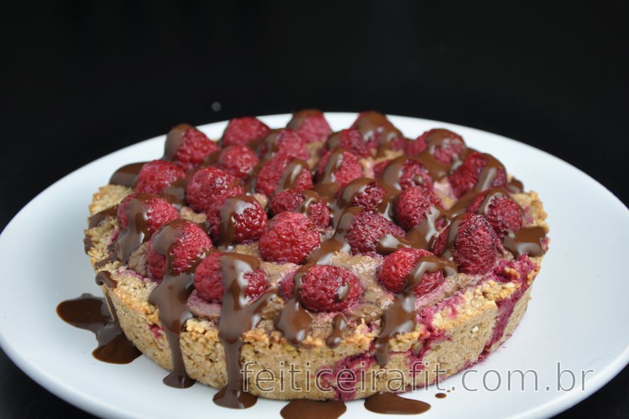 Bolo de framboesa com recheio de abacate e chocolate (sem glúten)