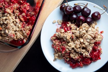 Crumble saudável de cereja e limão