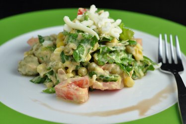 Salada fitness com atum, ervilha e queijo