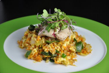 Coxas de frango light sobre salada de cenoura, alho-poró e trigo sarraceno