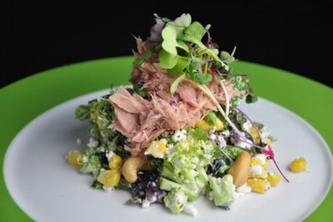 Salada fit de brócolis com queijo cottage, atum e milho