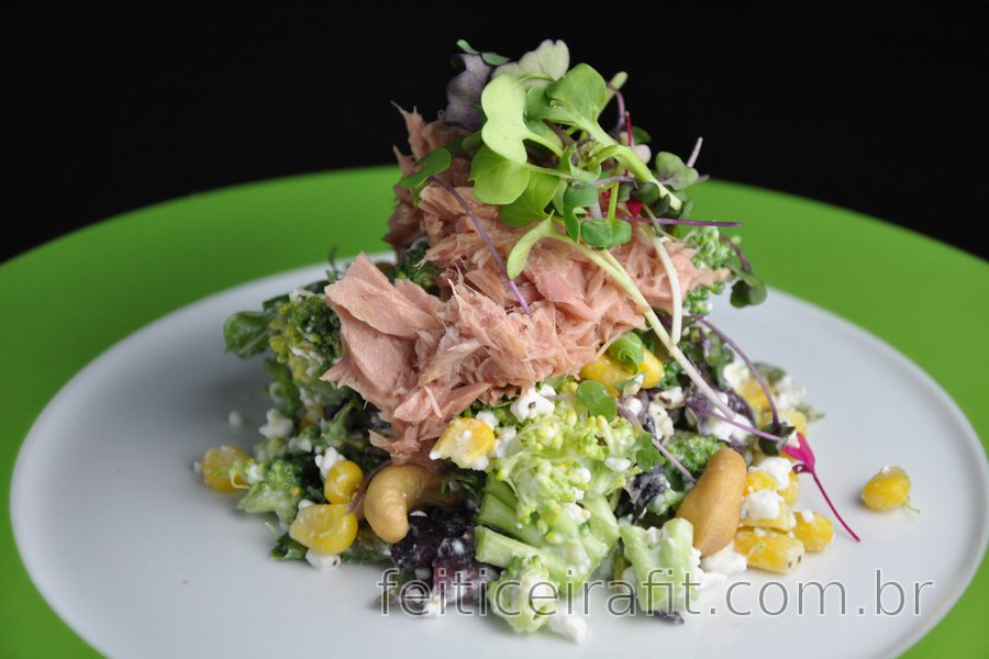 Salada fit de brócolis com queijo cottage, atum e milho