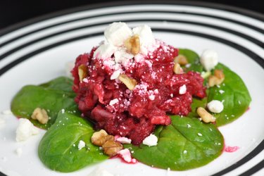 Salada de beterraba, maçã e queijo feta