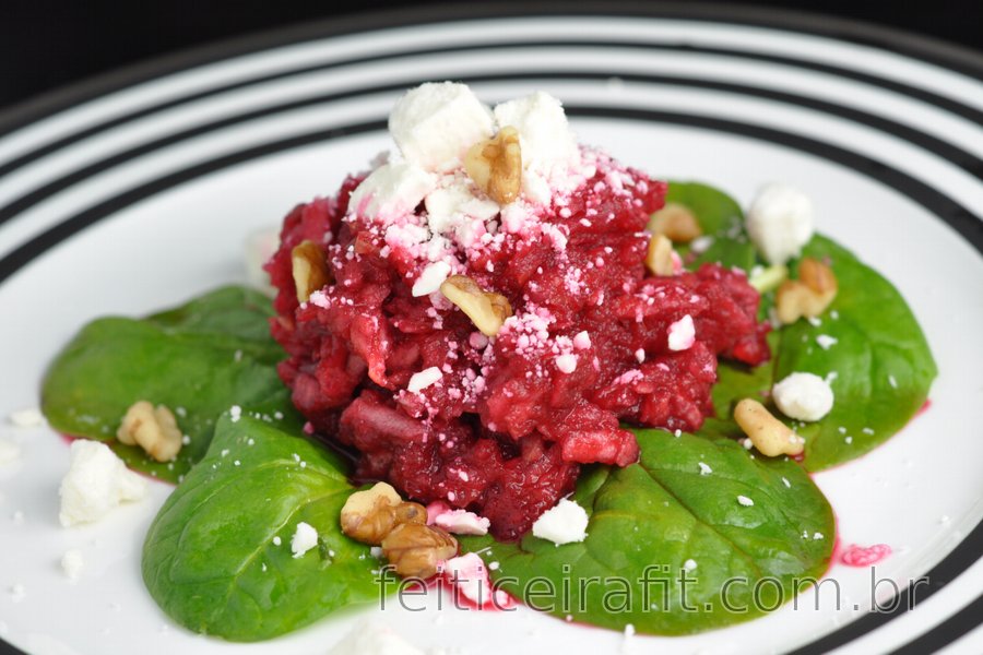 Salada de beterraba, maçã e queijo feta