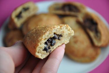 Pão Integral com recheio de chocolate e nibs de cacau - Pain au Chocolat