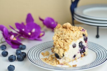 Bolo de iogurte com mirtilos e farofa crocante