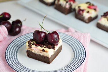 Cheesecake saudável de brownie com cerejas