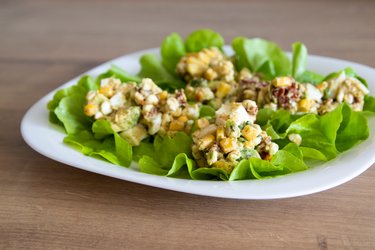 A melhor salada saudável de ovo e abacate