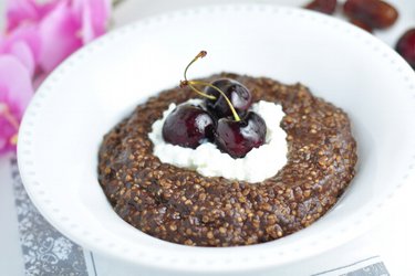 Mingau de quinoa com café e chocolate