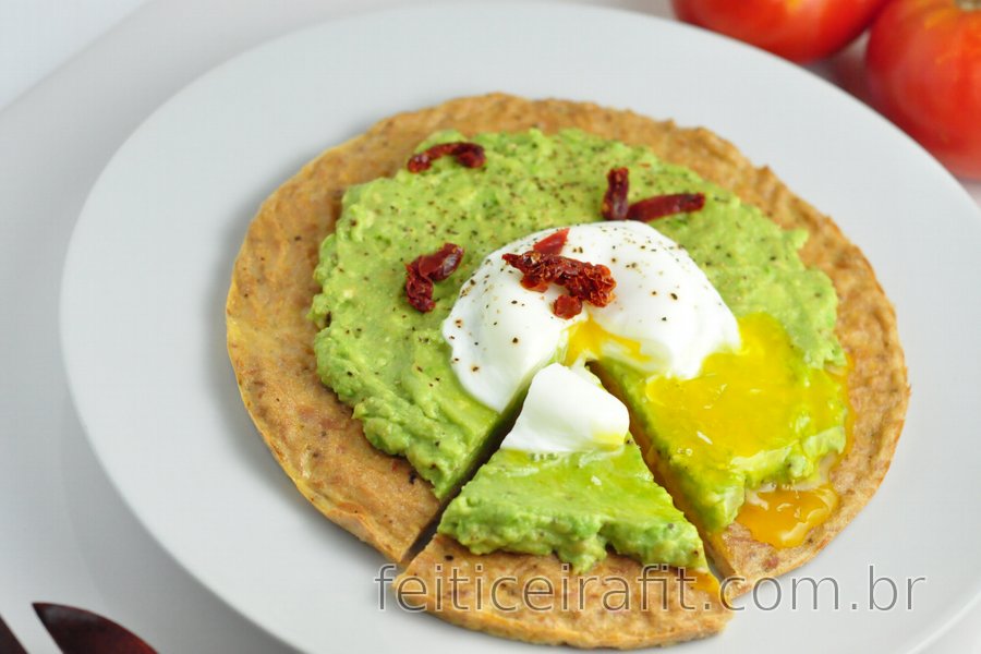 Pizza low carb de atum e abacate com ovo pochê