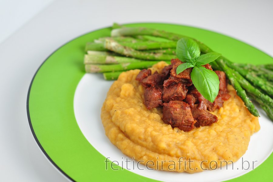 Carne com pudim de ervilhas e aspargos