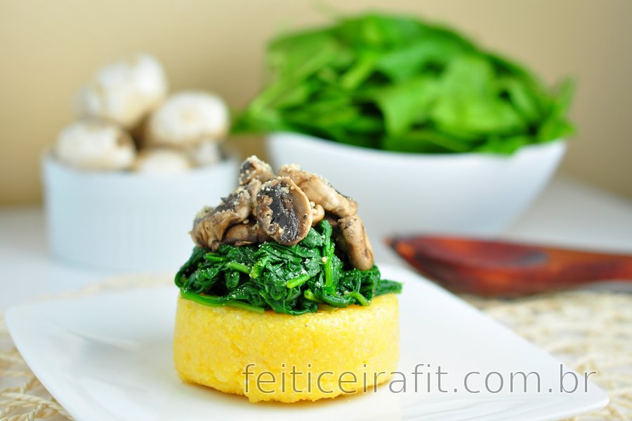 Polenta com espinafre e cogumelos