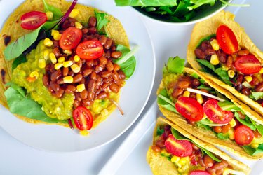 Tortilhas de milho recheadas com abacate e feijão