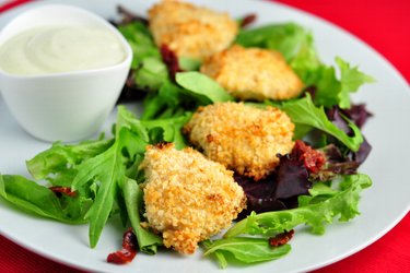 Nuggets de frango assados com molho de iogurte