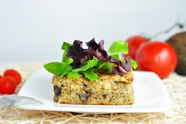 Torta salgada de painço com cogumelo e sardinha