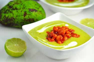 Sopa fria de abacate com camarão picante