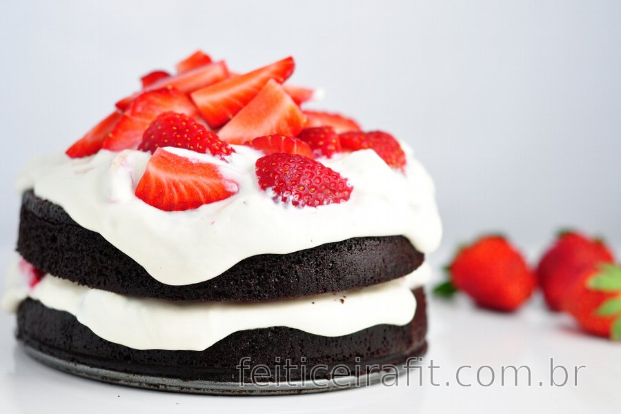 Bolo de chocolate saudável sem glúten com recheio de morango e queijo quark