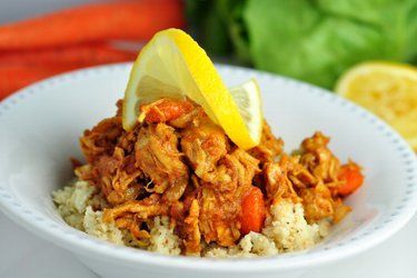 Peito de frango low carb com cenoura e "arroz" de couve-flor