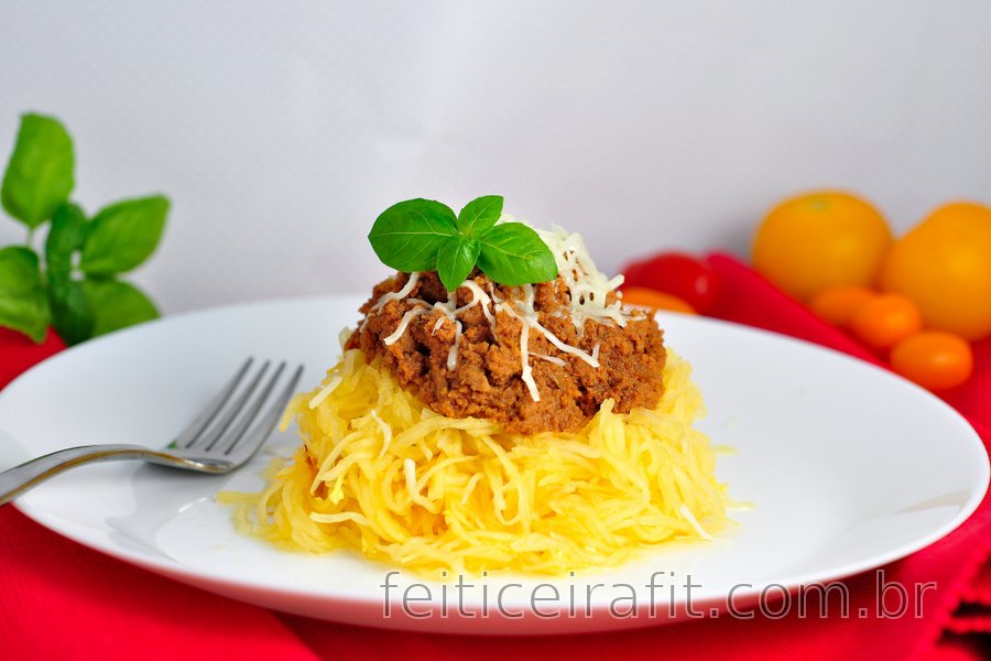Abóbora "espaguete" com peito de peru desfiado e molho de tomate