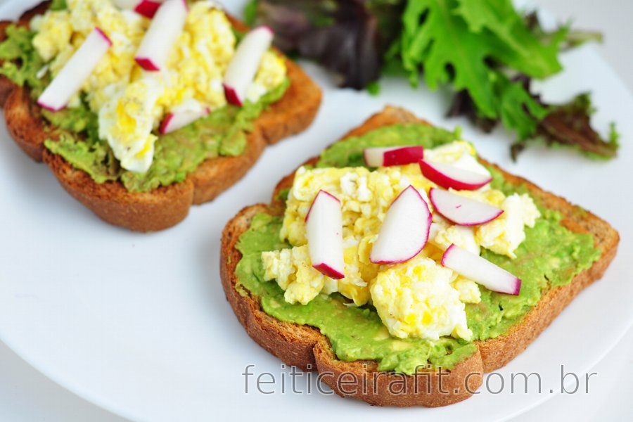 Torrada saudável com abacate, ovos mexidos e rabanete | feiticeirafit.com.br