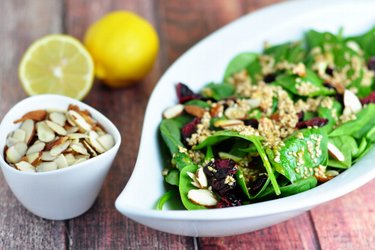 Salada de espinafre com molho de mel, mostarda e sementes de gergelim