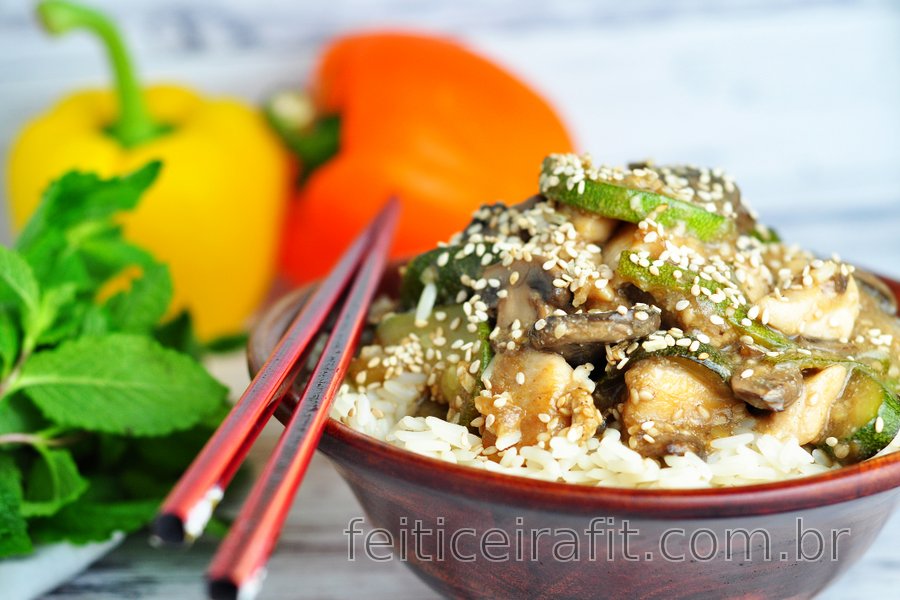 Peito de frango fit com abobrinha, cogumelo e sementes de gergelim