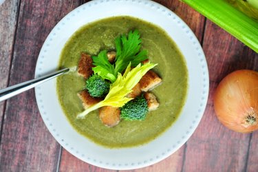 Sopa simples de aipo e brócolis