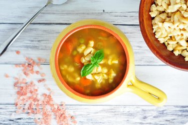 Sopa saudável de cenoura, ervilha e nhoque de grão-de-bico