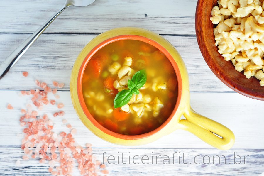 Sopa saudável de cenoura, ervilha e nhoque de grão-de-bico