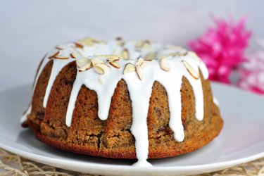 Bolo de aveia com farinha de amêndoas e glacê de coco